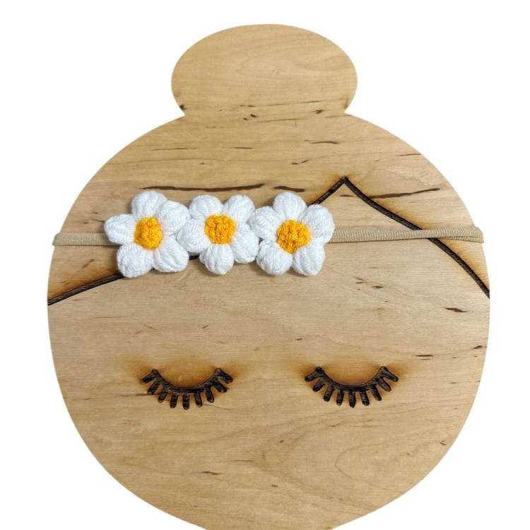 opaska bezuciskowa dla dziewczynki dziergane kwiatuszki na chrzest.JPEG