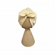 Czapka ala turban dla dziewczynki z kokardką krem