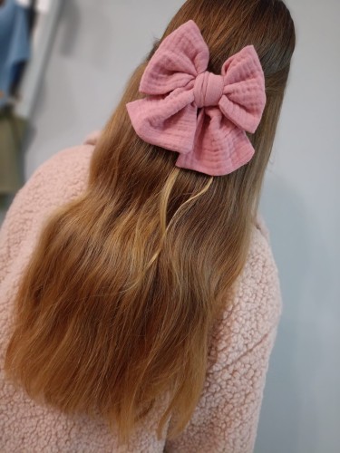 spinka krokodylek z kokardką muślinową dla dziewczynki.jpg